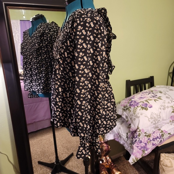 Kay + Jay women's large long sleeve rufffles black with daisies. New with tags!! - Picture 3 of 6